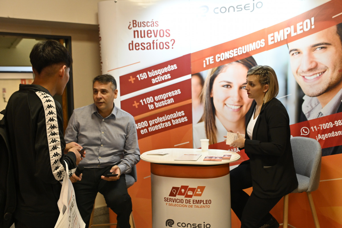 Gran concurrencia de estudiantes y colegas en la Feria de Empleo del ...