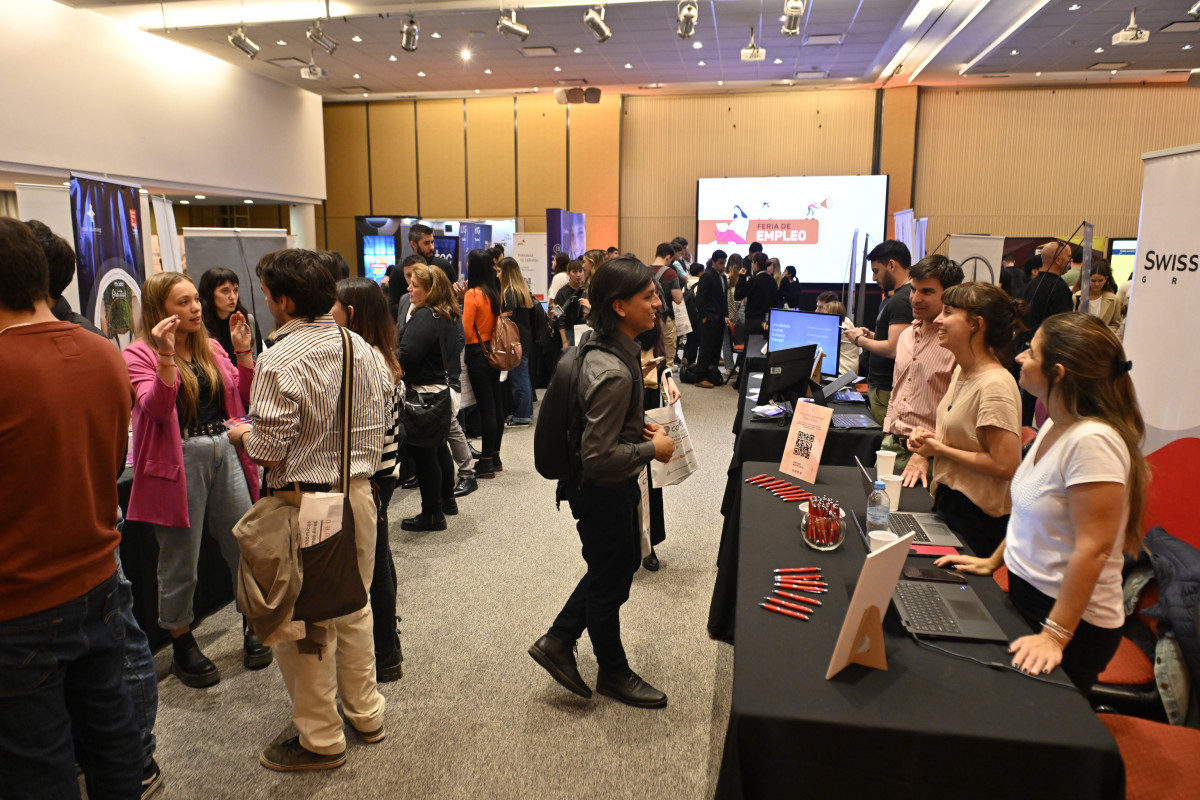 Gran concurrencia de estudiantes y colegas en la Feria de Empleo del ...