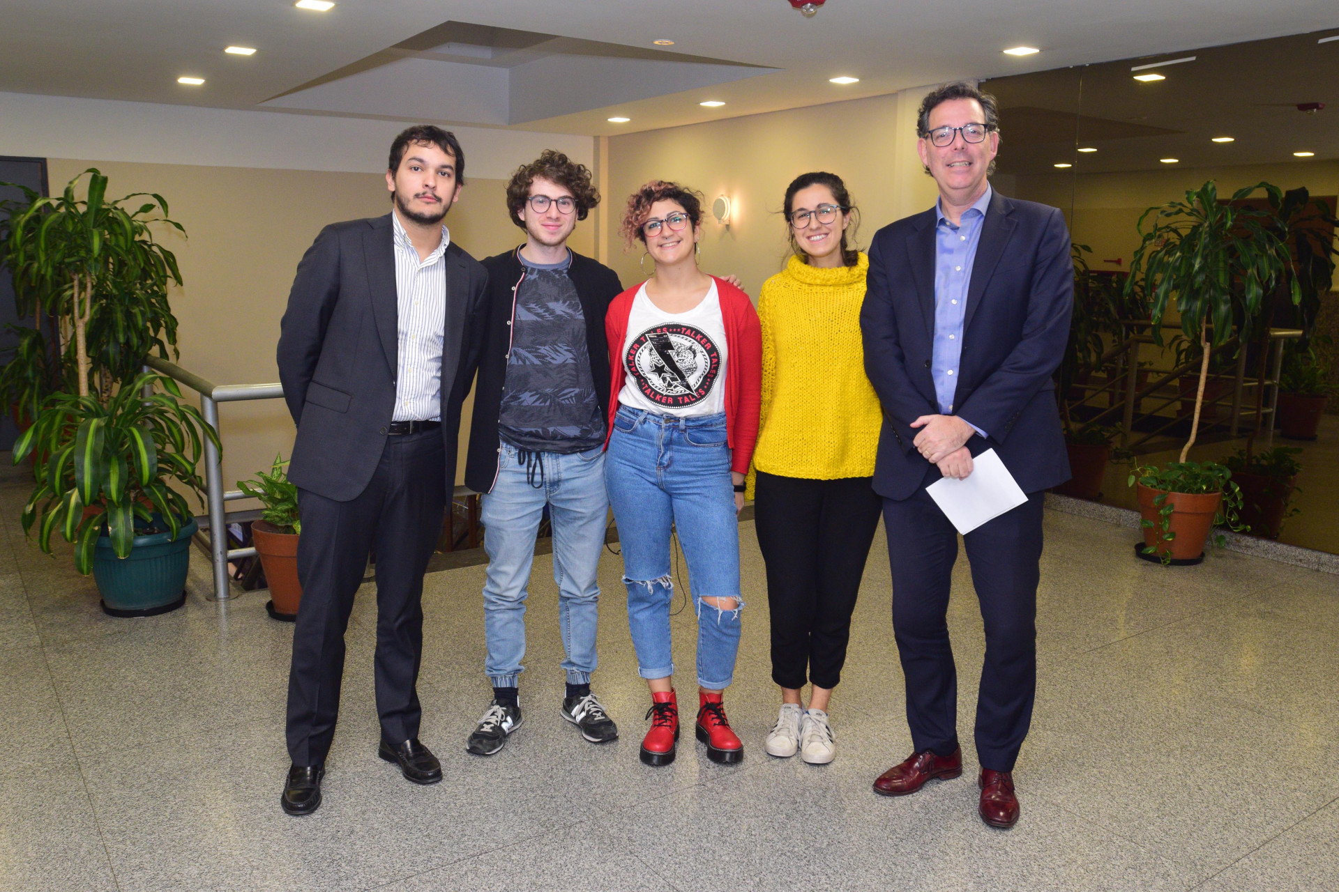 Los jóvenes ejecutivos de Google, flanqueados por Tomás Hergot (Ministerio de Educación) y Juan Pablo Guerrero (CPCECABA)