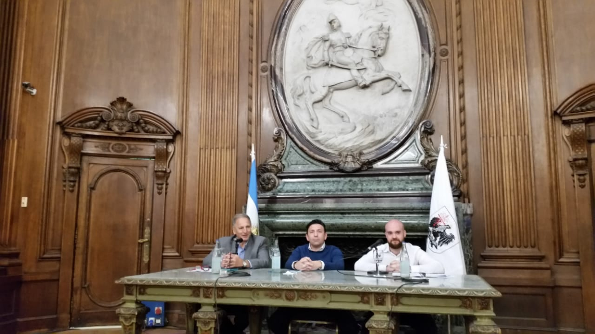 (De izq. a der.) El Dr. Eduardo Melinsky (CPCECABA y FCE-UBA), el legislador Christian Bauab y el funcionario Juan Ignacio Serrats, oradores en el acto de presentación de la Ley